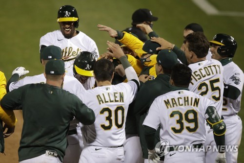 MLB 첫 승부치기 승자는 오클랜드…올슨 연장10회 끝내기 만루포