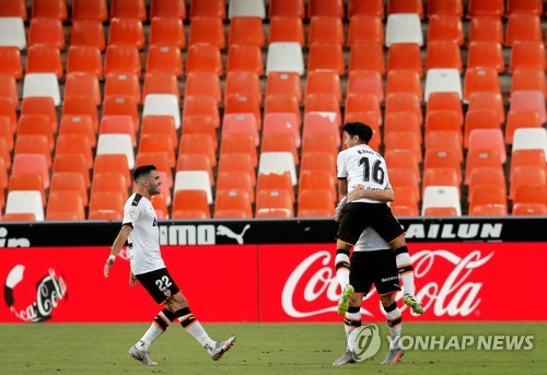데뷔승 선물받은 발렌시아 감독, 이강인에 수비라인 깨는 선수