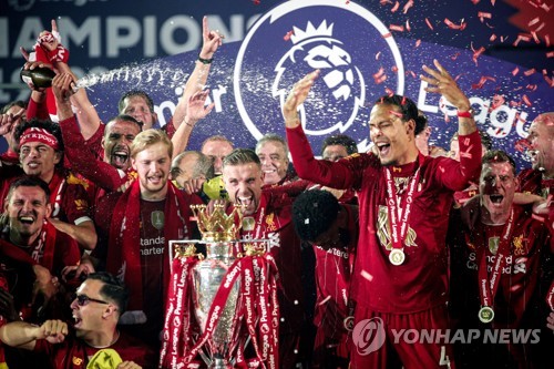 리버풀, 30년 만에 우승컵 '번쩍'…팬들은 경기장 밖에서 축하