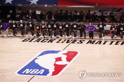 4개월 만에 문 연 NBA에서도 무릎꿇기…인종차별 반대 한목소리