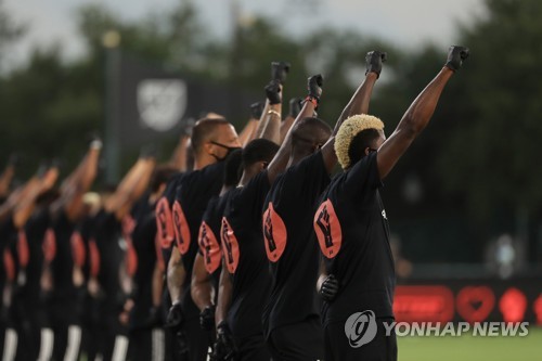 재개한 미국프로축구서 흑인 선수 100여명 인종차별 반대 운동