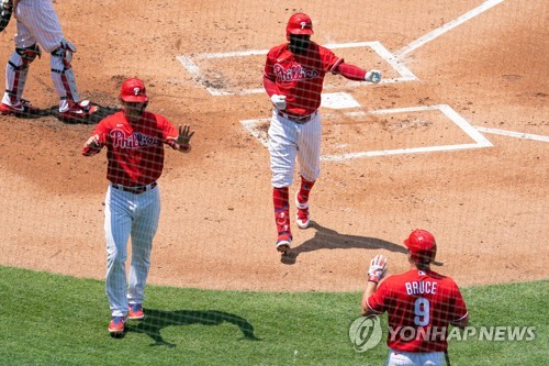MLB 필라델피아 1루수 호스킨스 경기 중 마스크 착용 고민 중