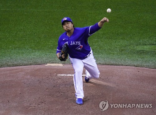 류현진, 자체 평가전 5이닝 4실점…임시 홈구장 환경 적응해야