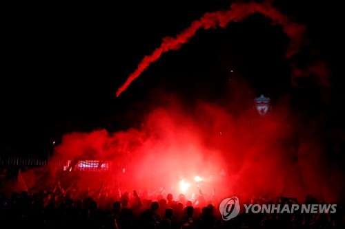 리버풀, 30년 만에 우승컵 '번쩍'…팬들은 경기장 밖에서 축하