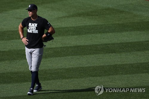 인종 차별 반대 무릎 꿇은 선수들…MLB 개막전의 화두