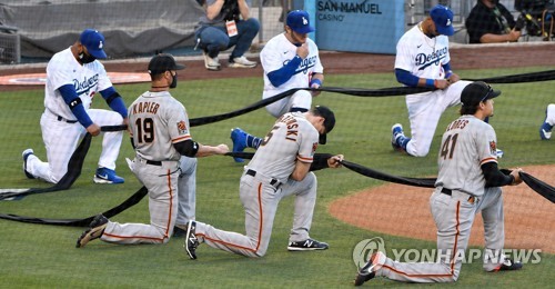 인종 차별 반대 무릎 꿇은 선수들…MLB 개막전의 화두