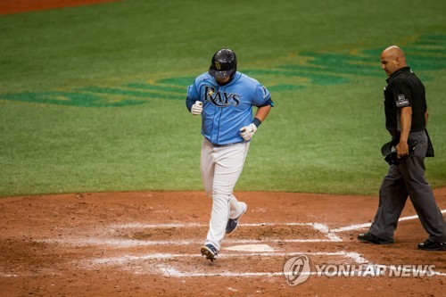 '우타석 첫 홈런' 최지만 그저 스윙했더니 볼이 담 밖으로