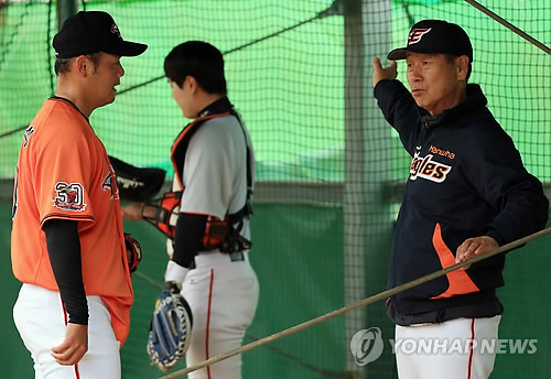 '은퇴선언' 한화 송창식 김성근 감독께 감사…그때가 행복했다