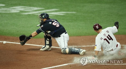 '50번째 3루타' 서건창 100개 친 선배 대단…오늘 수비는 반성