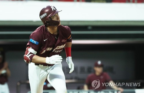 이정후, 프로 첫 4번…손혁 감독 기분 좋게 쳐라