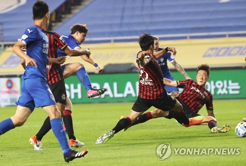 수원·서울, 시즌 첫 슈퍼매치서 '6골 난타전'…3-3 무승부