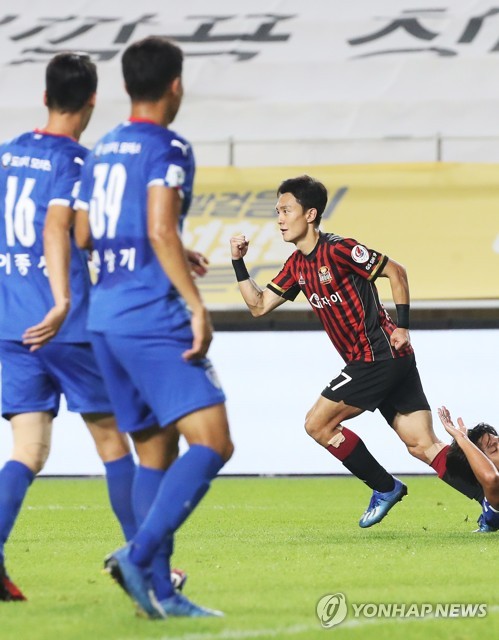 수원·서울, 시즌 첫 슈퍼매치서 '6골 난타전'…3-3 무승부