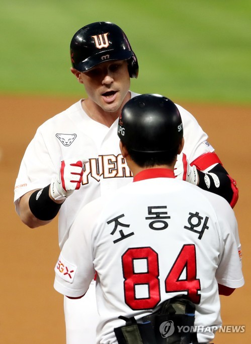 SK 로맥, 사흘 만에 출전…박경완 대행 좌익수 수비도 계획