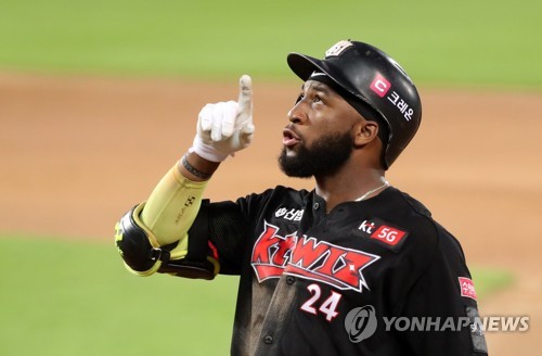 6월 MVP 로하스 3타점 원맨쇼…3연승 kt 중위권 합류 시동