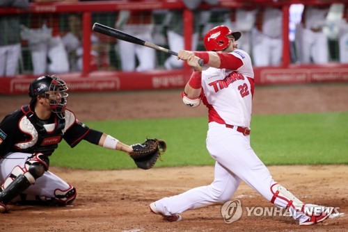 6월 MVP 로하스 3타점 원맨쇼…3연승 kt 중위권 합류 시동