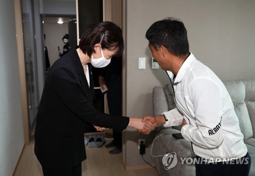 최윤희 문체부 차관, 최숙현 선수 집 찾아가 유족 위로
