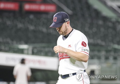 롯데 투수 샘슨, 허벅지 근육 파열…2주 이상 전력 이탈