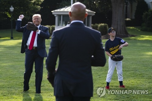 MLB 개막일에 리베라 초청한 트럼프 8월 양키스에서 시구한다
