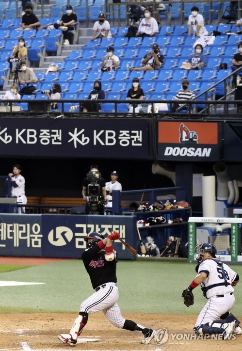 응원 기운 받은 LG, 두산에 짜릿한 4-3 역전승