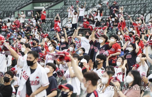 문체부, KBO에 경고…롯데 자이언츠, 사회적 거리두기 미흡