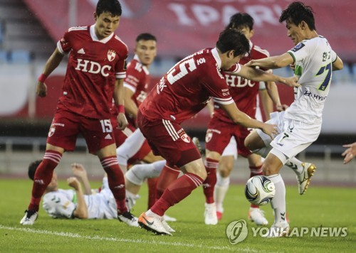 '구스타보 3골' 전북, 부산 꺾고 FA컵 4강…울산도 강원 제압(종합)