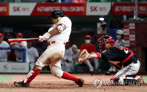 SK 이재원, 파울 타구에 발등 맞고 교체…병원 이동