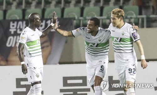 '구스타보 3골' 전북, 부산 꺾고 FA컵 4강…울산도 강원 제압(종합)