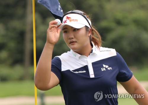 '루키 경쟁' 유해란, 2R 단독 선두…신지원 1타 차 추격
