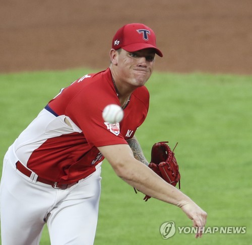 KIA 브룩스 8이닝 1실점…롯데 스트레일리에게 판정승