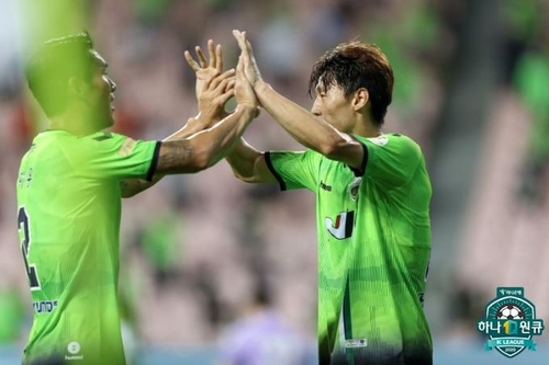 '김보경 결승골' 전북, 10명이 뛴 포항에 2-1 역전승
