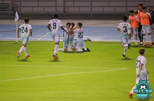 K리그2 선두 수원FC, 꼴찌 안산에 역전패…2위 대전에 턱밑 추격(종합)