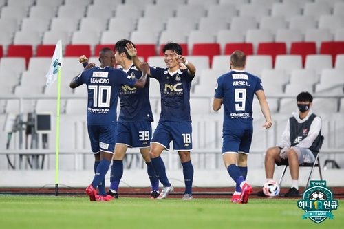 '원기종 멀티골' 서울 이랜드, 부천에 3-0 대승…2연패 탈출