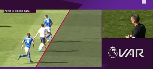 EPL, '겨드랑이 오프사이드' 잡아내는 VAR 라인 삭제 '고심'