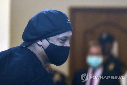 '여권 위조' 호나우지뉴, 벌금 내고 풀려나…6개월만에 브라질로