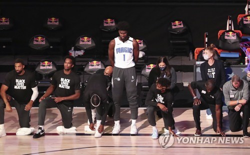 무릎 꿇지 않겠다…NBA 아이작, 코트에 홀로 서서 국민의례