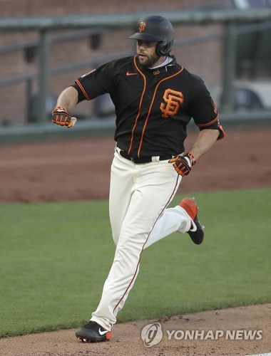 러프, 선발 출전해 3점 홈런…MLB 재진출 후 1호