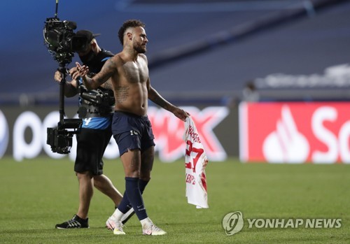 유니폼 교환 네이마르, 코로나 수칙 위반…'UCL 결승전 못뛰나'