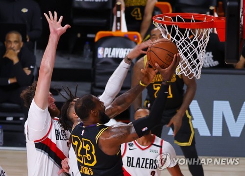 NBA 레이커스, '코비의 날'에 '블랙맘바' 유니폼 입고 PO 3연승