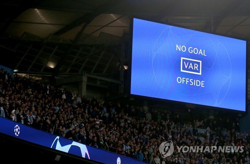 EPL, '겨드랑이 오프사이드' 잡아내는 VAR 라인 삭제 '고심'
