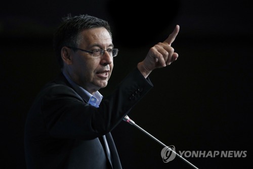 바르사 회장 차기 감독 쿠만…메시 떠나지 않을 것