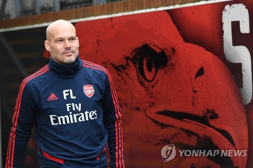 '아스널 전설' 융베리, 코치직 사임…감독 경력 쌓겠다