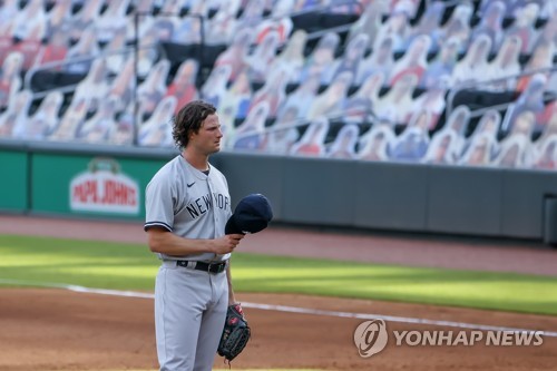 '3억달러 사나이' 콜, 홈런 3방 맞고 양키스 이적 후 첫 패