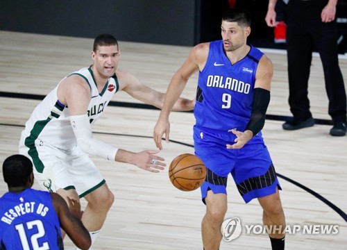 NBA 이변의 날…1위 레이커스·밀워키, 8위 팀에 1차전 덜미