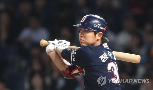 두산의 '명품 수비' 정수빈, 폭염 속 방망이도 '후끈'
