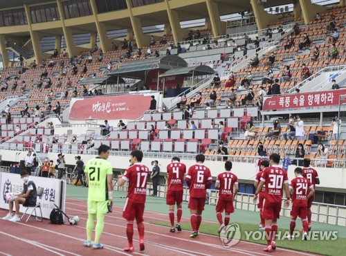 수도권 프로야구 22일 만에·프로축구 15일 만에 다시 '무관중'
