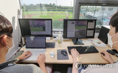 프로야구 로봇심판 판정에 2초…볼이 간혹 스트라이크로