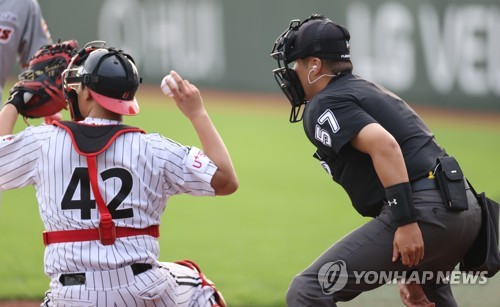 프로야구 로봇심판 판정에 2초…볼이 간혹 스트라이크로