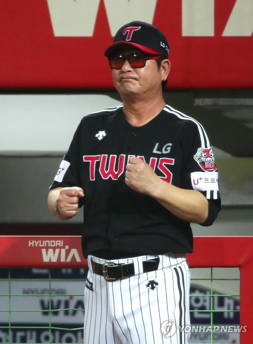 '7연승 끝' 류중일 LG 감독 하프스윙 놓쳐 아쉽더라