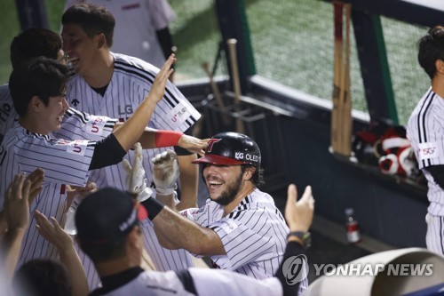 LG, KIA 꺾고 7연승 신바람…선두 NC와 2경기 차