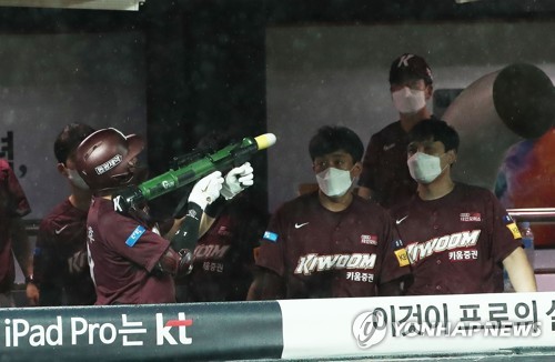 키움 이정후, 본인 타구에 발등 맞아 교체…X-레이 검사 예정